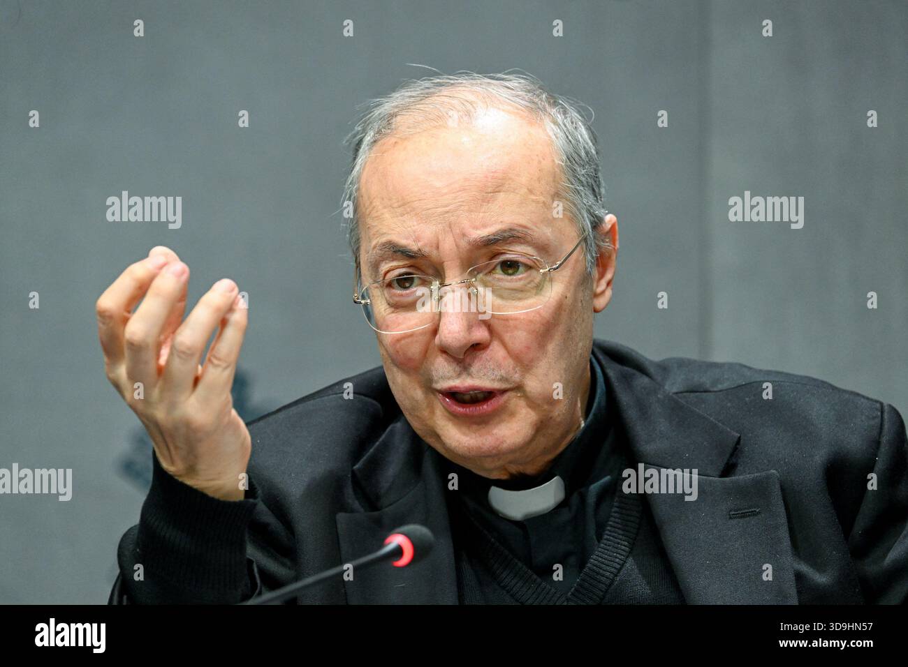 Vatikan, Vatikan. Dezember 2025. **KEIN LIBRI** Italien, Rom, Vatikan, 2025.12.5. Don Marco Frisina während einer Pressekonferenz für das "Konzert mit den Armen". Im Vatikan. Abgebildet sind da sinista Don marco Frisina, Serena Autieri, Michael Steven Bublé und Gualtiero Ventura Foto von ALESSIA GIULIANI /Catholic Press Photo Credit: Independent Photo Agency/Alamy Live News Stockfoto