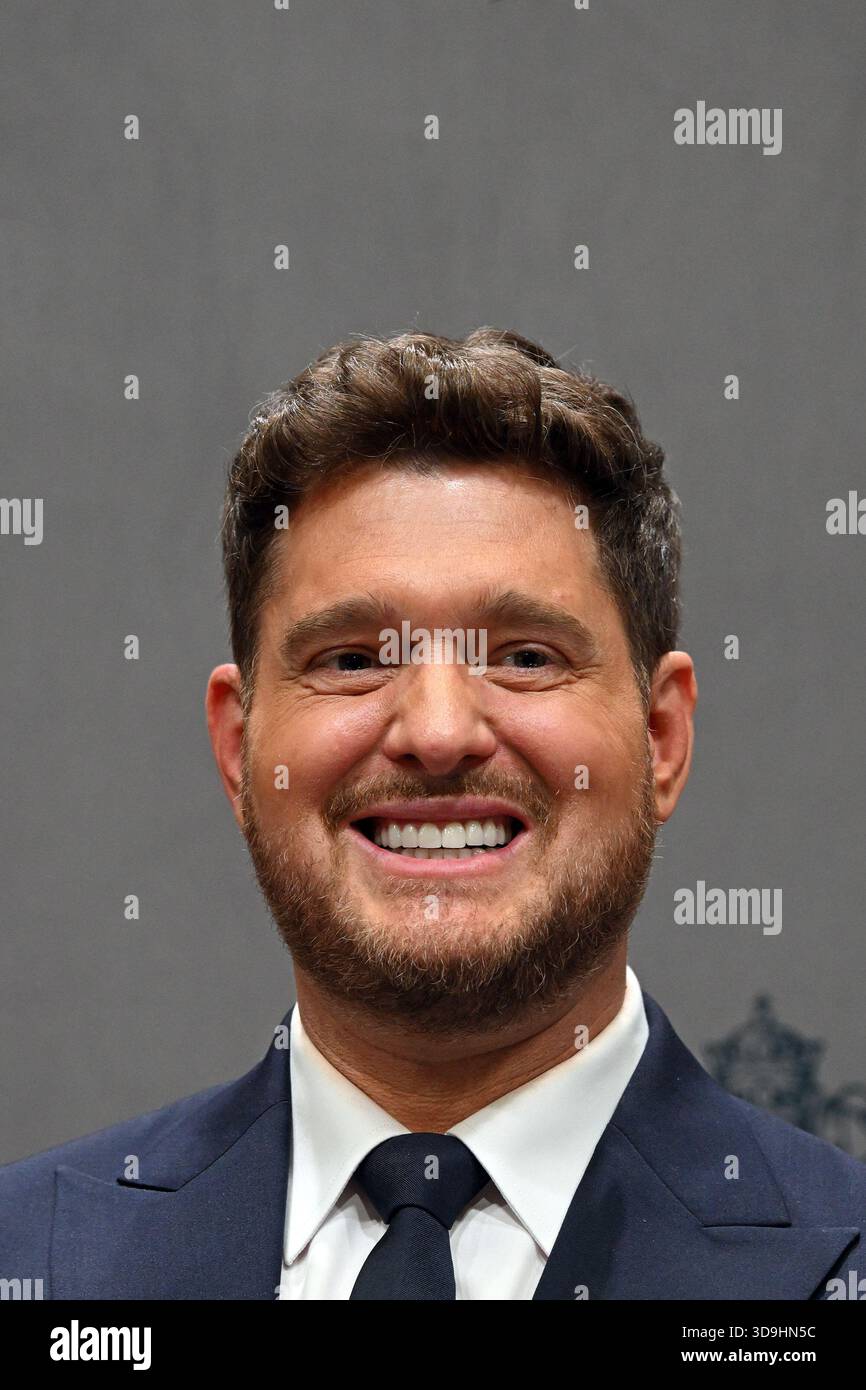 Vatikan, Vatikan. Dezember 2025. **NO LIBRI** Italien, Rom, Vatikan, 5.12.2025.Michael Steven Bublé während einer Pressekonferenz für das "Konzert mit den Armen". Im Vatikan. Abgebildet sind da sinista Don marco Frisina, Serena Autieri, Michael Steven Bublé und Gualtiero Ventura Foto von ALESSIA GIULIANI /Catholic Press Photo Credit: Independent Photo Agency/Alamy Live News Stockfoto