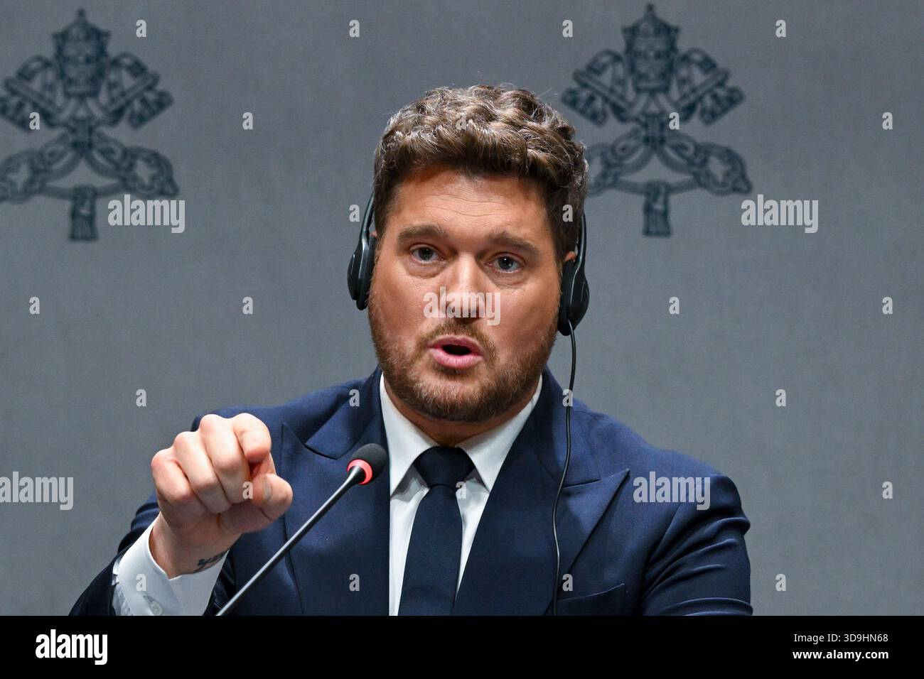 Vatikan, Vatikan. Dezember 2025. **NO LIBRI** Italien, Rom, Vatikan, 5.12.2025.Michael Steven Bublé während einer Pressekonferenz für das "Konzert mit den Armen". Im Vatikan. Abgebildet sind da sinista Don marco Frisina, Serena Autieri, Michael Steven Bublé und Gualtiero Ventura Foto von ALESSIA GIULIANI /Catholic Press Photo Credit: Independent Photo Agency/Alamy Live News Stockfoto