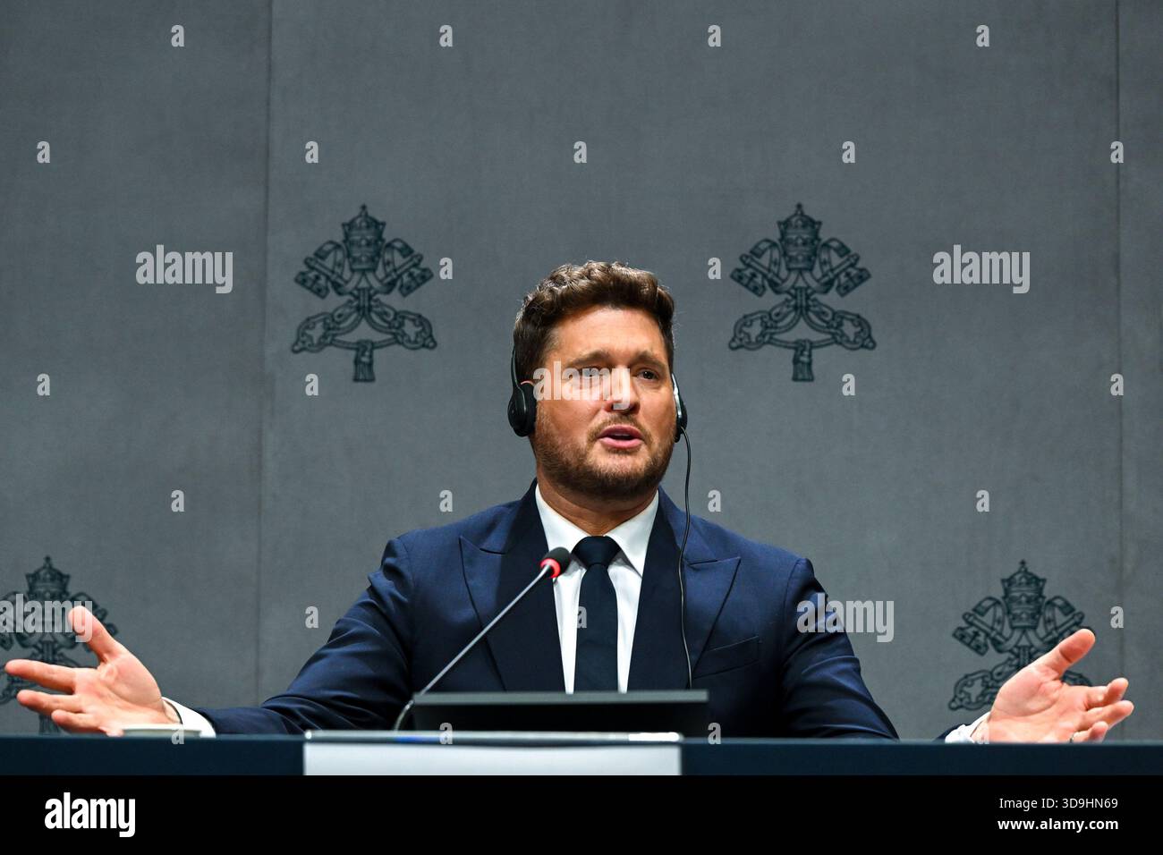 Vatikan, Vatikan. Dezember 2025. **NO LIBRI** Italien, Rom, Vatikan, 5.12.2025.Michael Steven Bublé während einer Pressekonferenz für das "Konzert mit den Armen". Im Vatikan. Abgebildet sind da sinista Don marco Frisina, Serena Autieri, Michael Steven Bublé und Gualtiero Ventura Foto von ALESSIA GIULIANI /Catholic Press Photo Credit: Independent Photo Agency/Alamy Live News Stockfoto