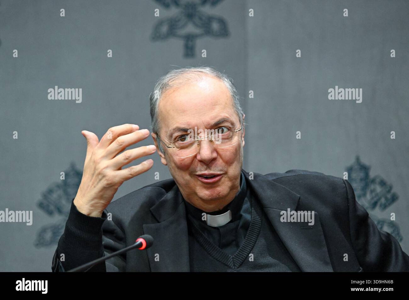 Vatikan, Vatikan. Dezember 2025. **KEIN LIBRI** Italien, Rom, Vatikan, 2025.12.5. Don Marco Frisina während einer Pressekonferenz für das "Konzert mit den Armen". Im Vatikan. Abgebildet sind da sinista Don marco Frisina, Serena Autieri, Michael Steven Bublé und Gualtiero Ventura Foto von ALESSIA GIULIANI /Catholic Press Photo Credit: Independent Photo Agency/Alamy Live News Stockfoto