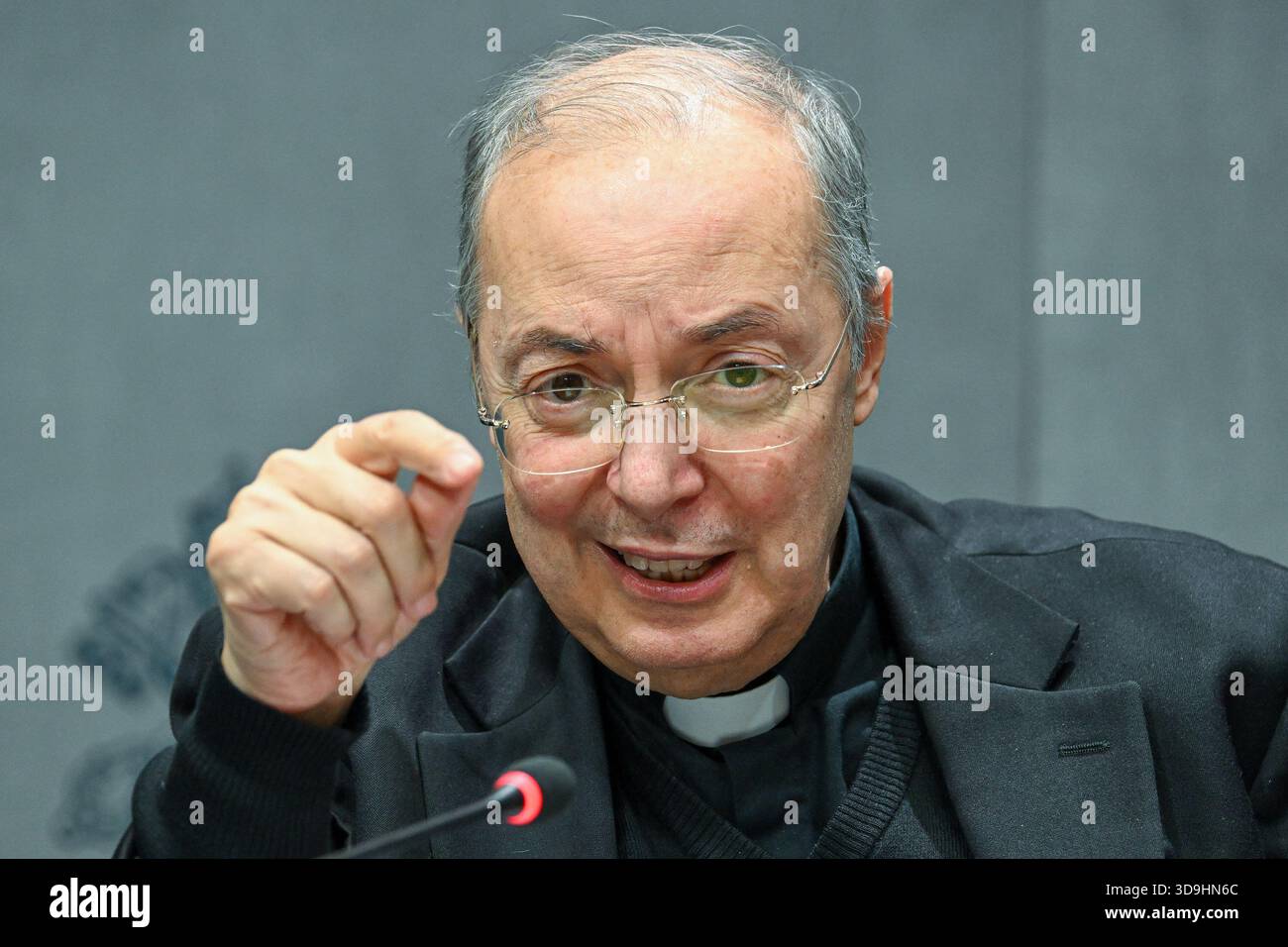 Vatikan, Vatikan. Dezember 2025. **KEIN LIBRI** Italien, Rom, Vatikan, 2025.12.5. Don Marco Frisina während einer Pressekonferenz für das "Konzert mit den Armen". Im Vatikan. Abgebildet sind da sinista Don marco Frisina, Serena Autieri, Michael Steven Bublé und Gualtiero Ventura Foto von ALESSIA GIULIANI /Catholic Press Photo Credit: Independent Photo Agency/Alamy Live News Stockfoto