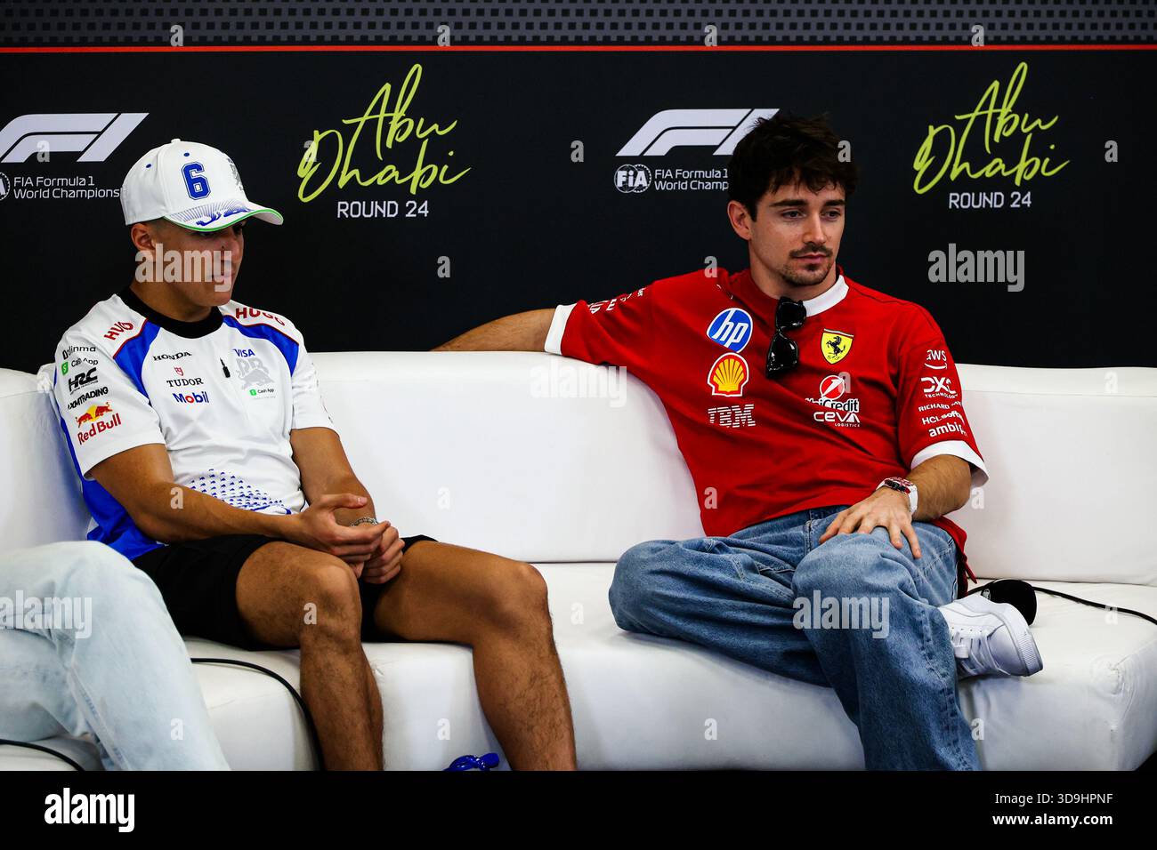 (L) Isaac Hadjar (FRA) Visa Cash App RB F1 Team (R) Charles Leclerc (MON) - Scuderia Ferrari - Ferrari SF-25 - Ferrari und Fahrer-Weltmeisterin Tro Stockfoto