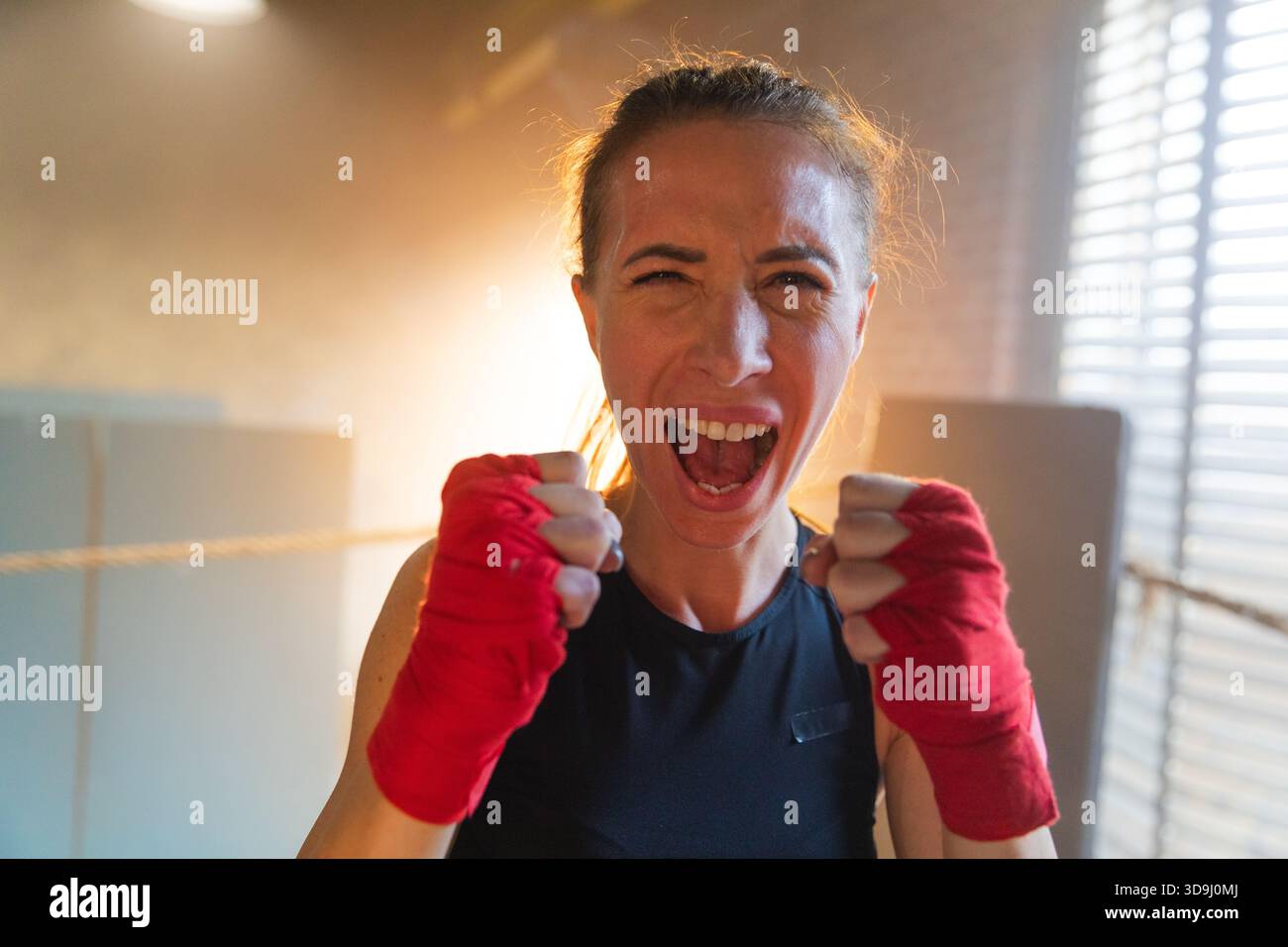 Aufschrei unabhängiger Mädels Macht. Wütende, starke, verrückte Kämpferin, die aggressiv auf Boxring aussieht. Mächtig ehrgeizig, siegreich, selbstbewusst, erfolgreich, weiblich und emotional energisch Stockfoto
