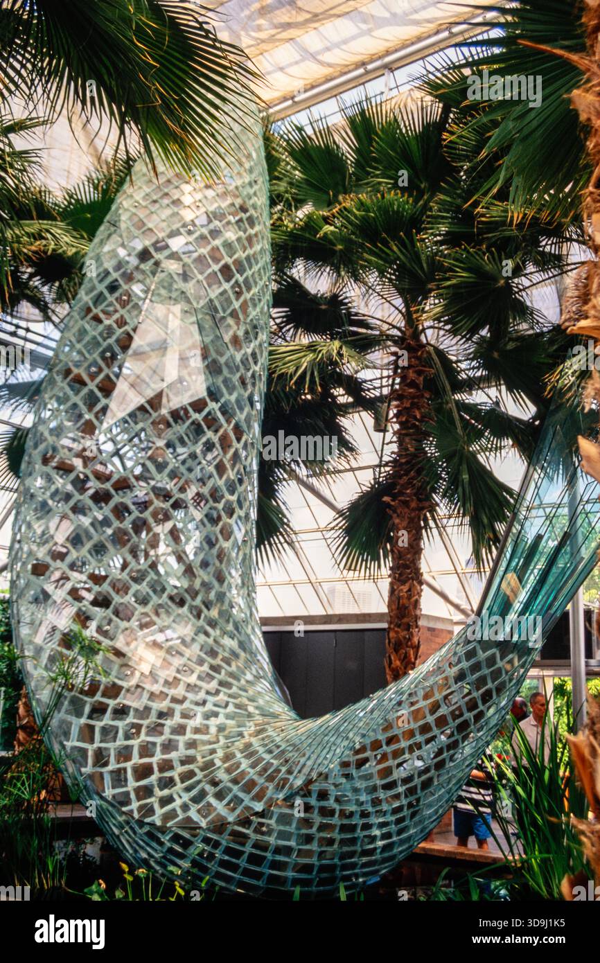 Der berühmte Standing Glass Fish (1986) von Frank Gehry im Minneapolis Sculpture Garden in der Nähe des Walker Art Center, Minnesota, USA Stockfoto