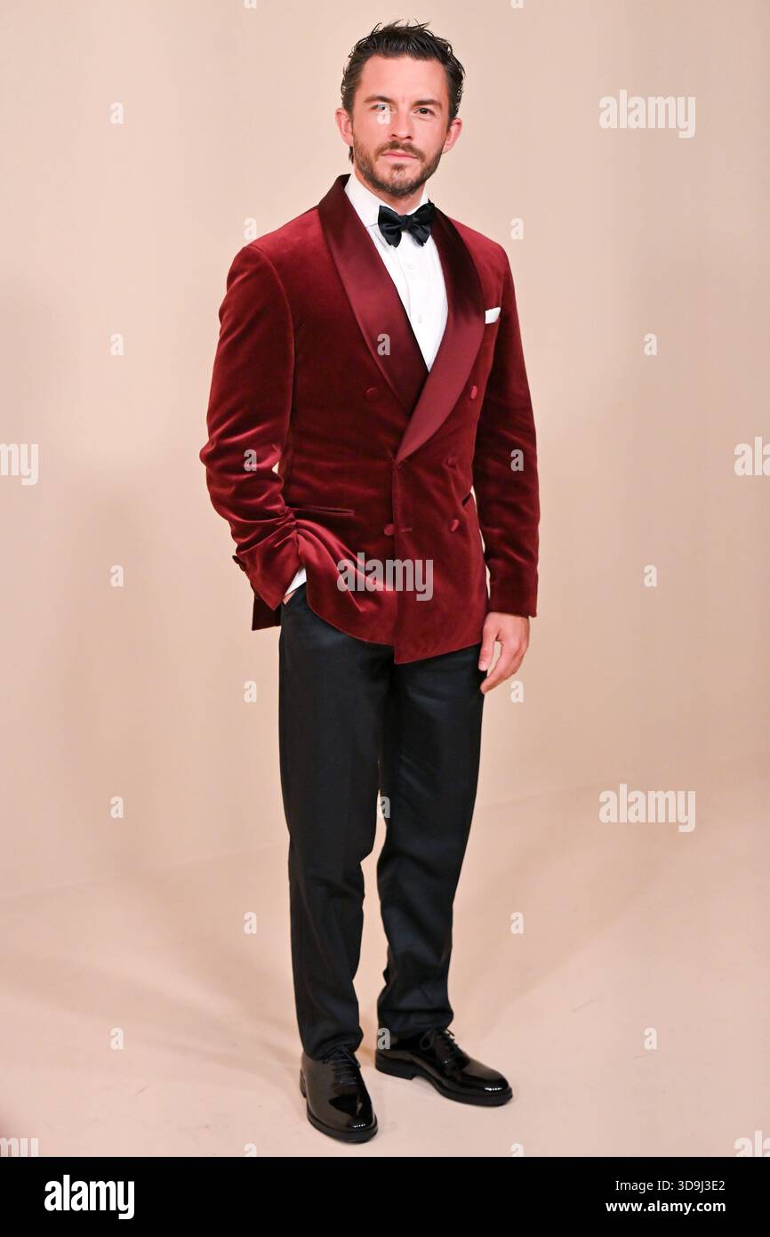 Roma, Latium. Dezember 2025. Der britische Schauspieler Jonathan Bailey auf dem roten Teppich des Weltpremiere-Films Brunello visionario garbato. Rom (Italien), 4. Dezember 2025 AllShotLive Credit: SIPA USA/Alamy Live News Stockfoto