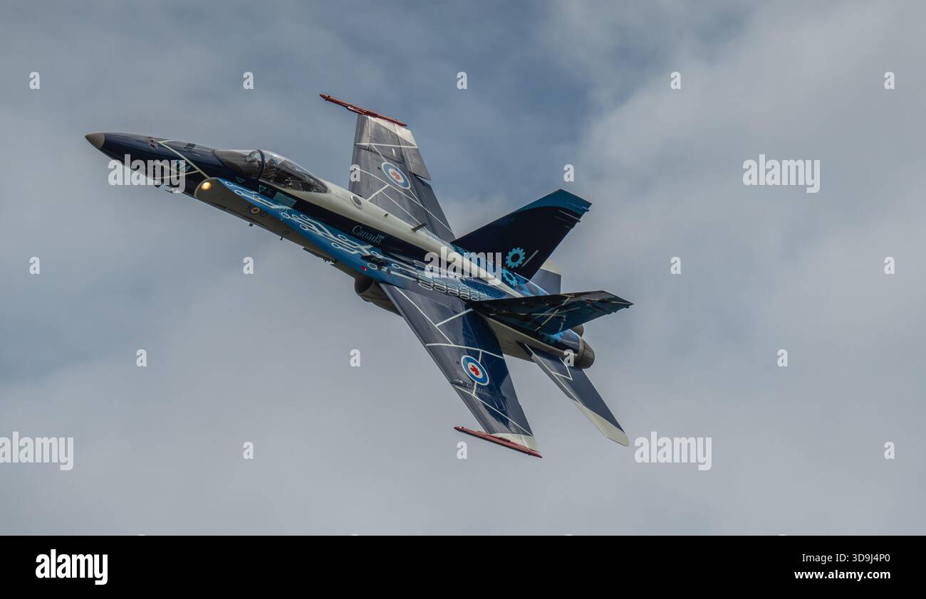 Kanadische Streitkräfte CF-18 Jagdflugzeug mit Hornet in spezieller blauer Demo-Lackierung mit Flugmanövern auf einer Flugschau Stockfoto