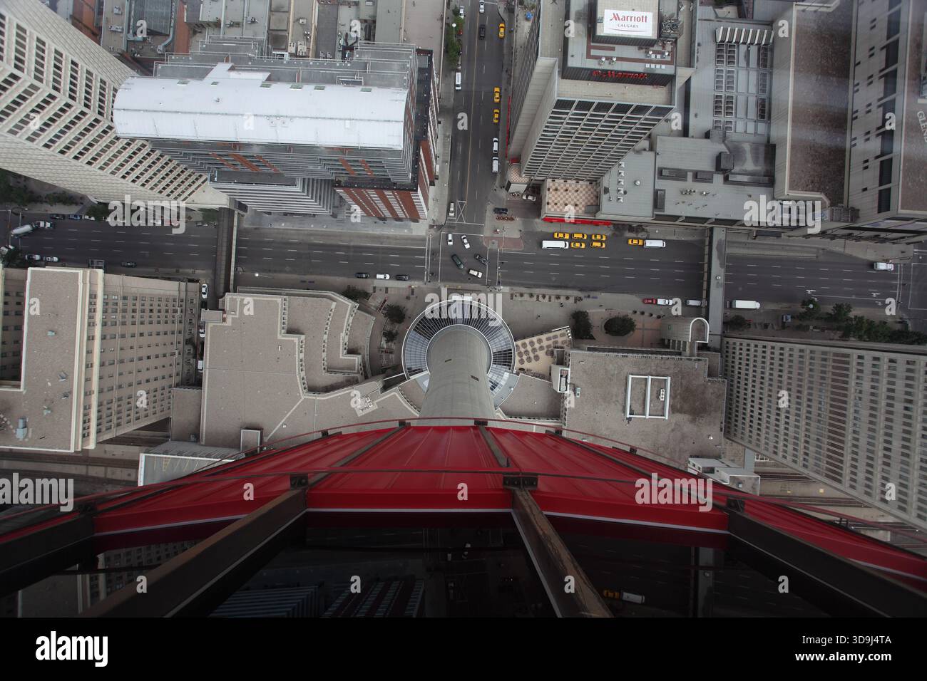 Schwindelerregender Blick nach unten von der Aussichtsplattform des Calgary Tower mit Straßenkreuzung, Verkehr, Fußgängern und städtischer Architektur direkt darunter Stockfoto
