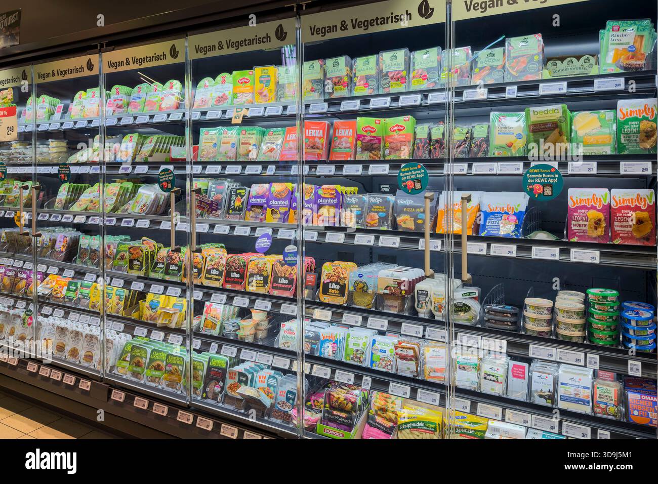 Gekühlte Vitrine mit veganen und vegetarischen Produkten in einer REWE-Niederlassung in Köln. Eine große Auswahl an pflanzlichen Alternativen Stockfoto