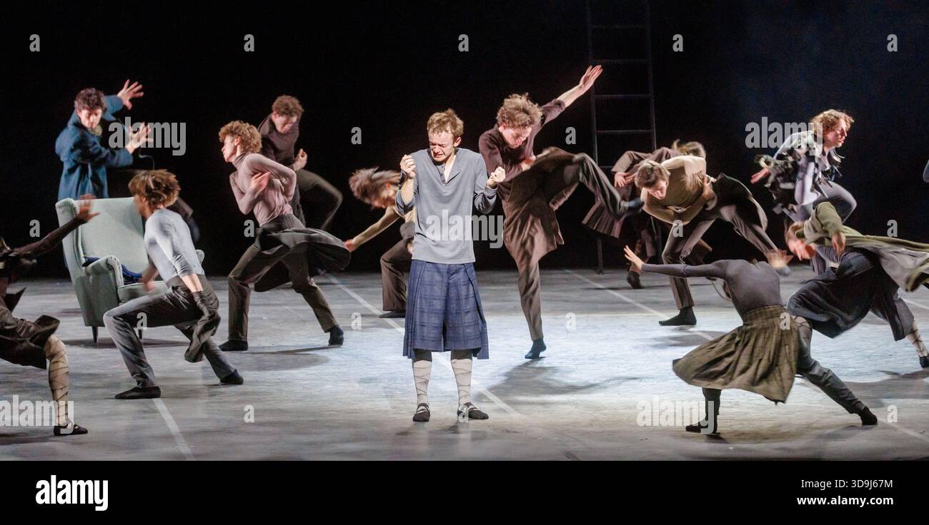 Hamburg, Deutschland. Dezember 2025. Jack Bruce tanzt als James mit Mitgliedern des Ensembles bei der Fotoprobe für die Ballettpremiere „Romantic Evolution/s“ im Stück Aether. Die Uraufführung findet am 7. Dezember in der Hamburger Staatsoper statt. Quelle: Markus Scholz/dpa/Alamy Live News Stockfoto