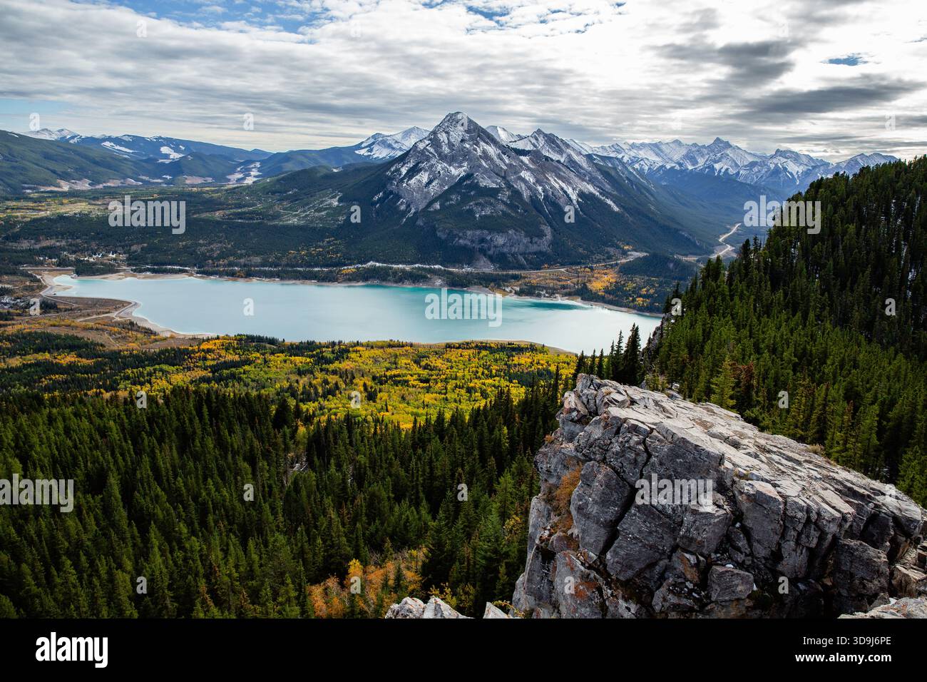 Der Blick vom Gipfel des Yates Mountain auf den Barrier Lake und die Rocky Mountains von Kananaskis, Alberta, Kanada. Stockfoto