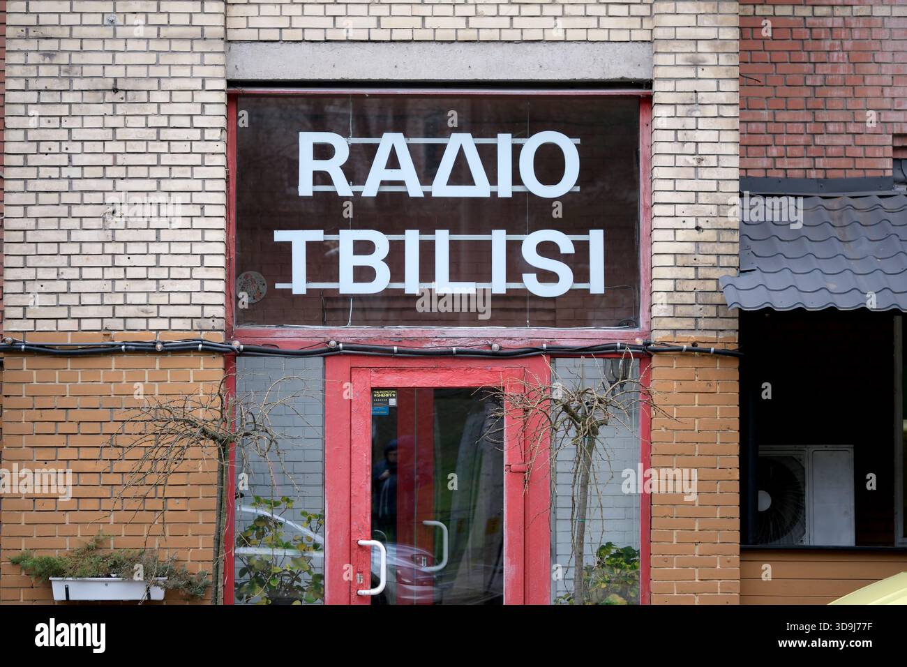 Helle Briefe kündigen Radio Tiflis an und laden Besucher ein, Kultur zu erkunden. Radio Tiflis Büro. Kiew, Ukraine. Dezember 2025. Stockfoto