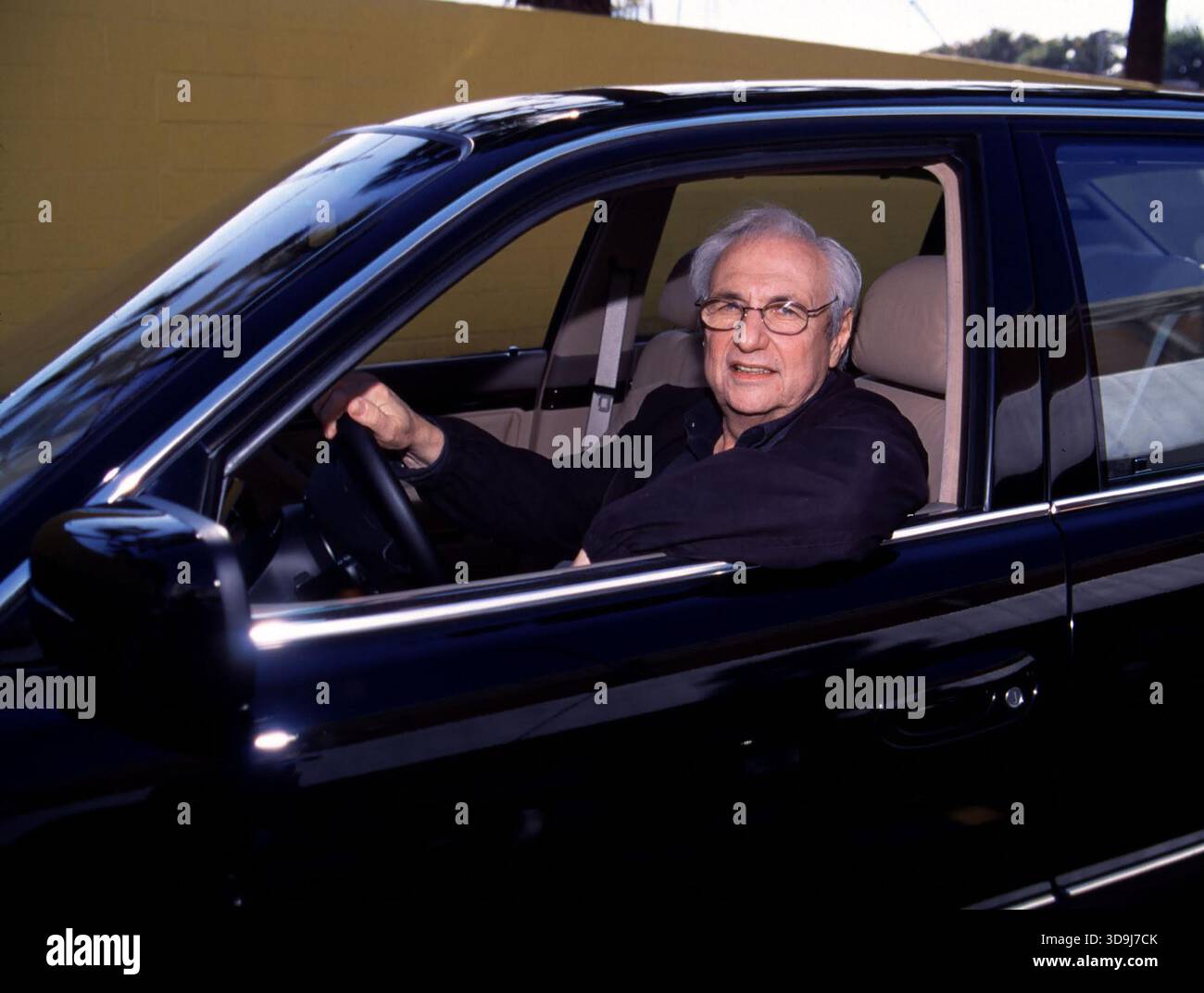 Frank Gehry, weltbekannter Architekt, vor seinem Büro in Santa Monica, CA, ca. 1990 Credit: Ron Wolfson/MediaPunch Credit: MediaPunch Inc/Alamy Live News Stockfoto