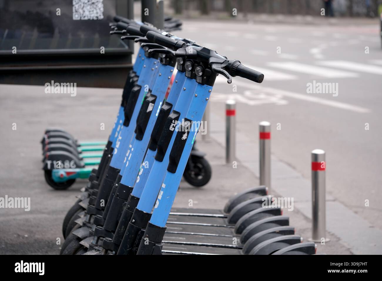 Hellblaue Roller stehen ordentlich auf der Straße ab und sind bereit für Fahrer heute. Kiew, Ukraine. Dezember 2025. Stockfoto