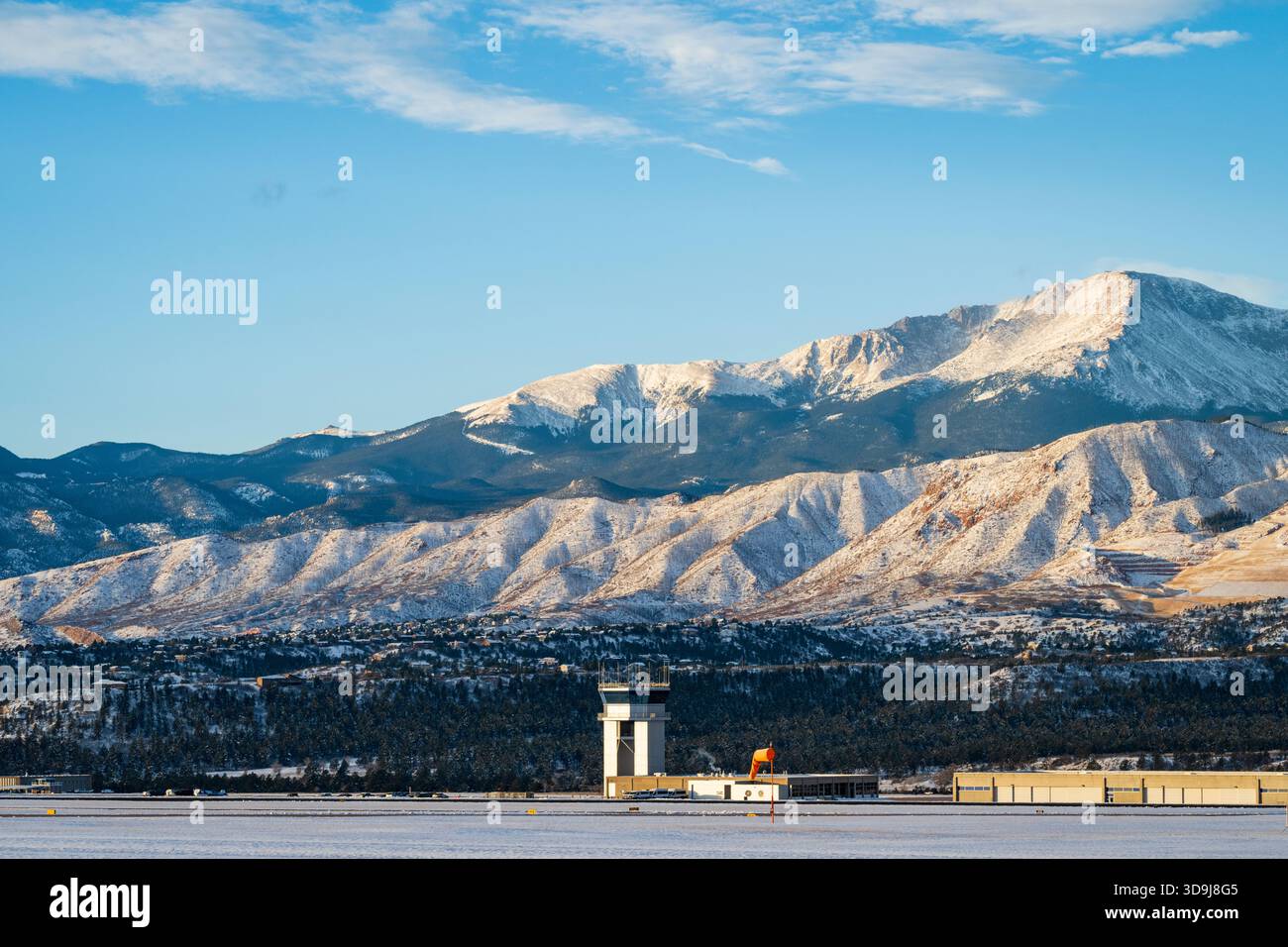 Colorado Springs, CO USA – 5. Dezember 2025: Davis Airfield an der United States Airforce Academy mit einem schneebedeckten Pikes Peak im Hintergrund. Stockfoto