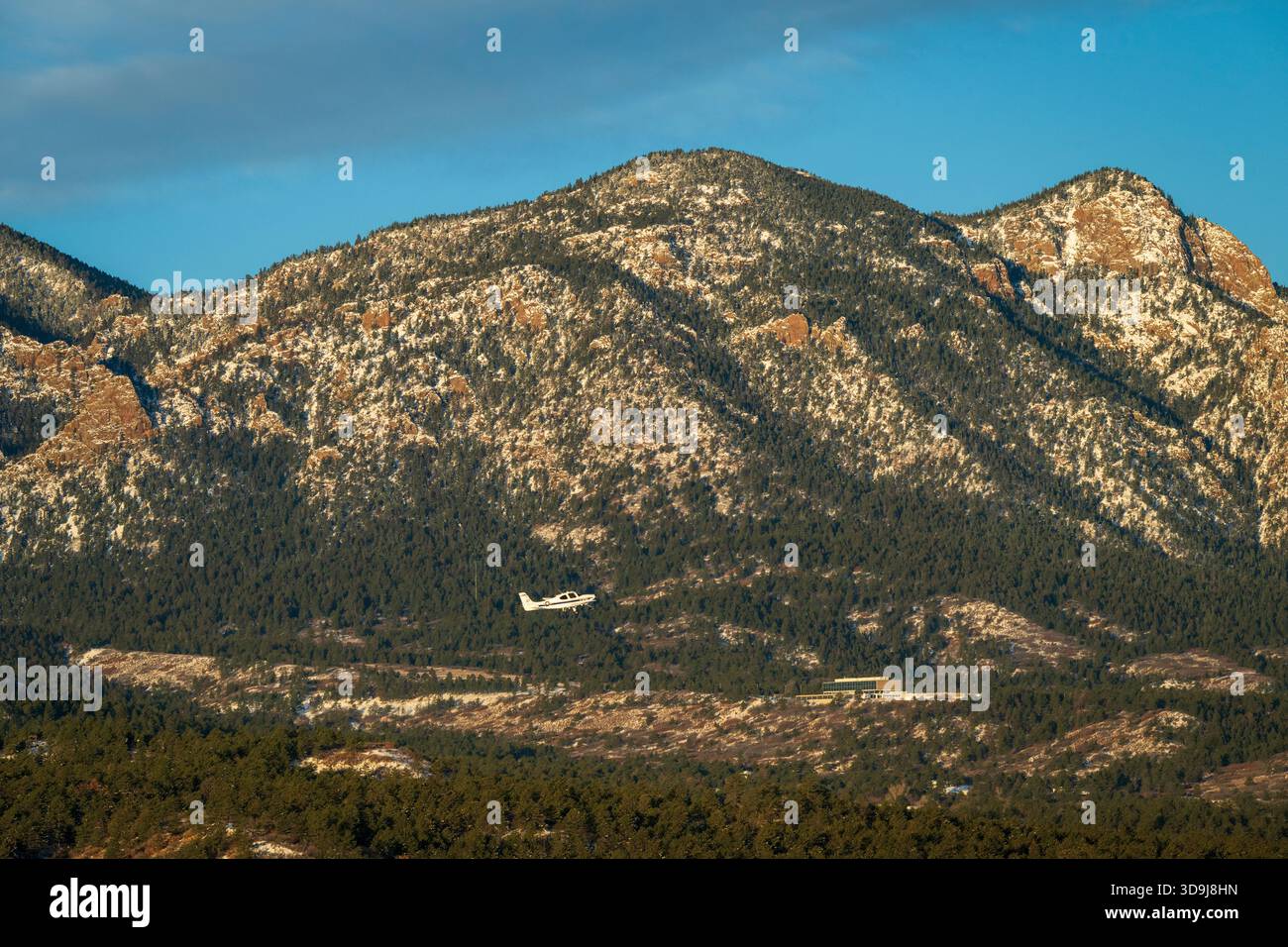 Colorado Springs, CO USA – 5. Dezember 2025: Die U.S. Air Force Academy setzt kleine Flugzeuge für ihr Powered Flight Program ein und bietet Kadetten an, die sich mit der Teilnahme an Ex beschäftigen Stockfoto