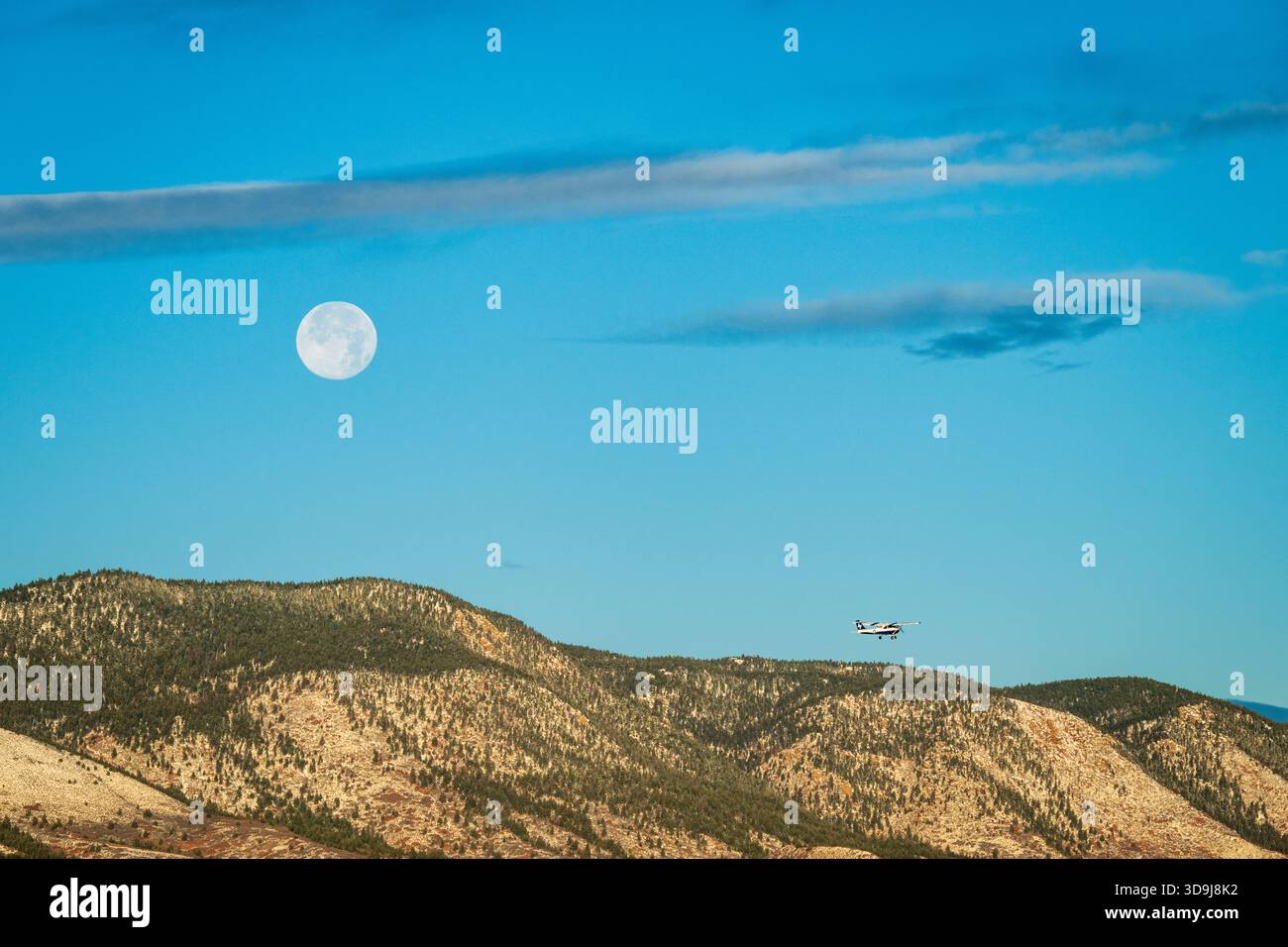Colorado Springs, CO USA – 5. Dezember 2025: Die U.S. Air Force Academy setzt kleine Flugzeuge für ihr Powered Flight Program ein und bietet Kadetten an, die sich mit der Teilnahme an Ex beschäftigen Stockfoto