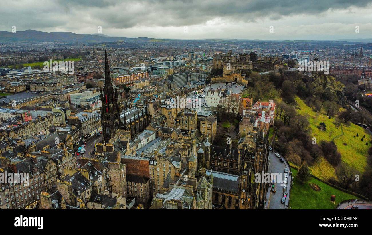 Edinburgh Castle und historische Skyline der Altstadt unter dramatischem Himmel Stockfoto
