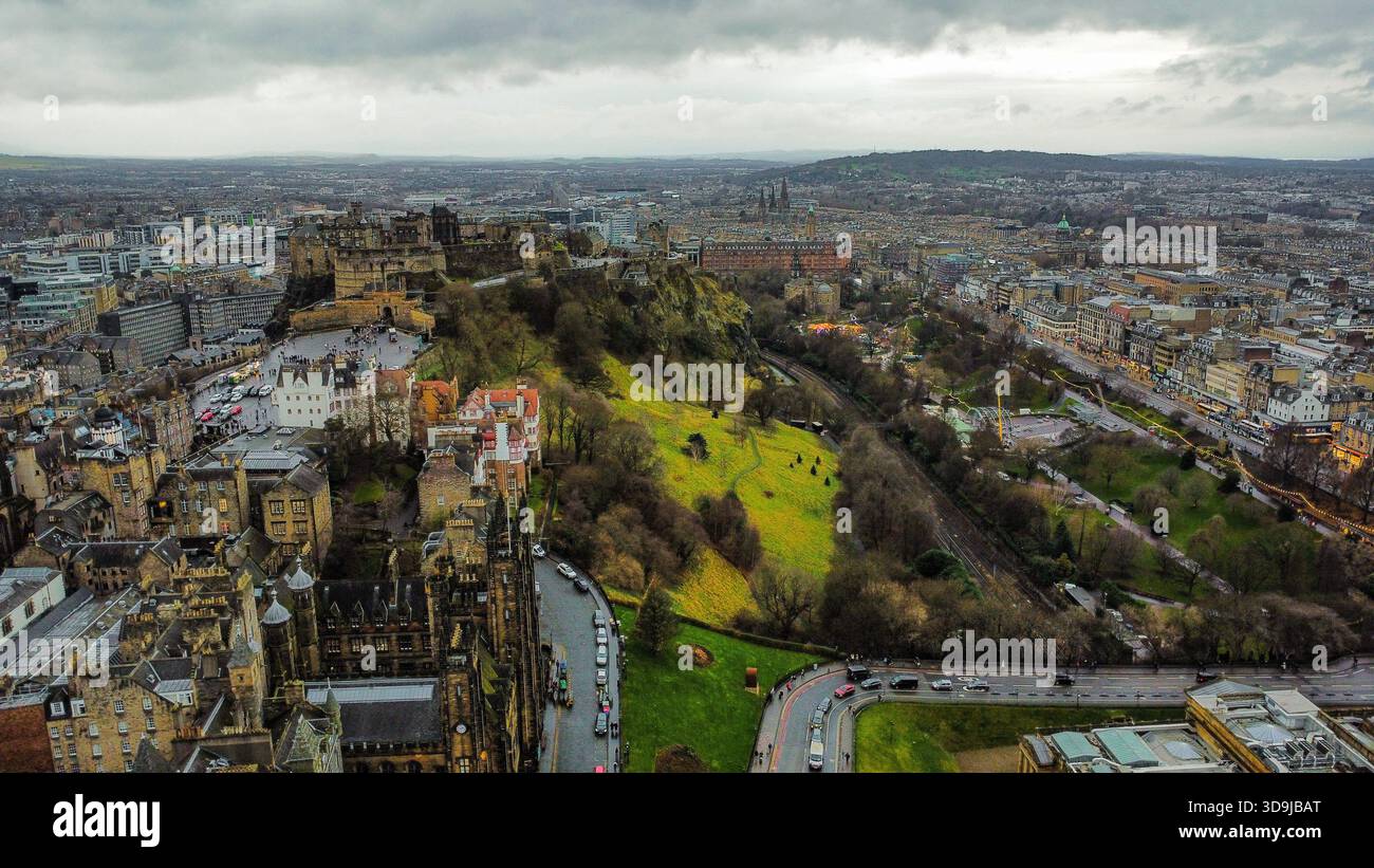 Historisches Edinburgh Stadtbild mit der Castle Rock Fortress Stockfoto