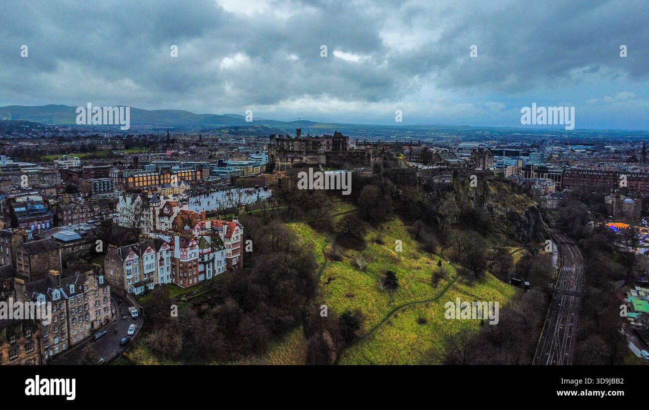 Castle Rock und Hänge am Rande des Stadtzentrums von Edinburgh Stockfoto