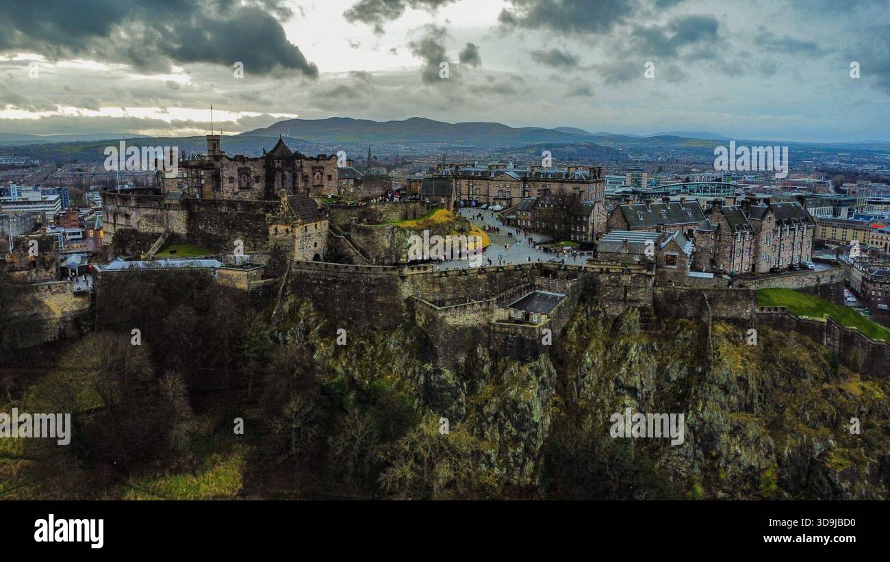 Die imposanten Cliffs of Castle Rock halten Edinburgh Castle Stockfoto