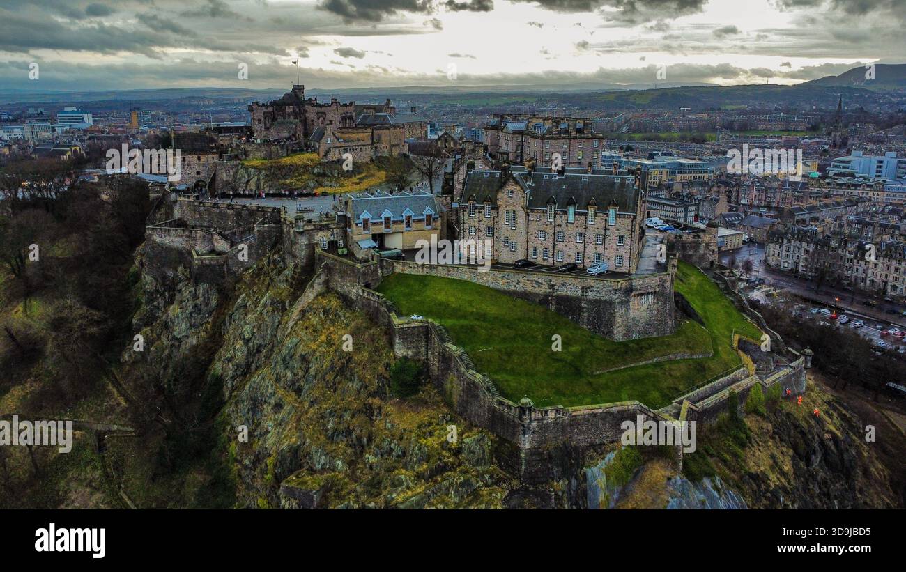 Die uneinnehmbare Festung: Edinburgh Castle Walls und Cliff Face Stockfoto