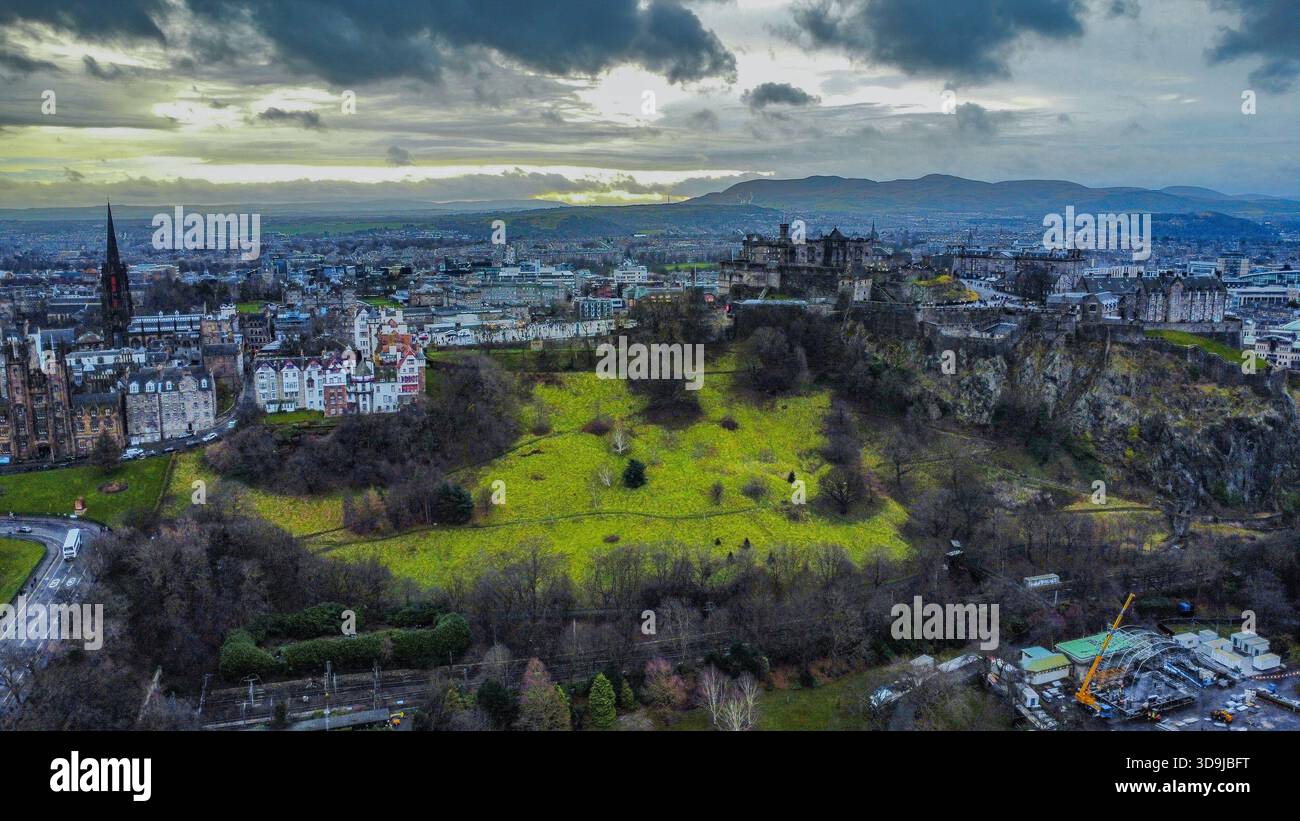 Weiter Blick auf Edinburgh Castle und Altstadt unter dem Himmel der Golden Hour Stockfoto