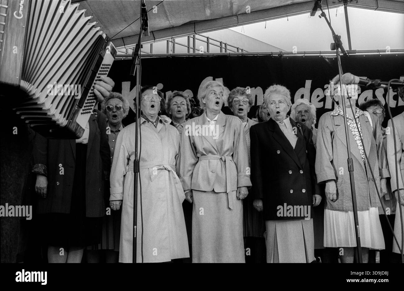 Aktionstag gegen Rassismus Deutschland, Berlin, 13.09.1992, Aktionstag gegen Rassismus und Neofaschismus, Marx-Engels-Platz: Keine Chance den Faschos und Rassisten, der Ernst-Busch-Chor singt, Â *** Aktionstag gegen Rassismus Deutschland, Berlin, 13 09 1992, Aktionstag gegen Rassismus und Neofaschismus, Marx Engels Platz keine Chance für Faschisten und Rassisten, der Ernst Busch-Chor singt, Â Stockfoto