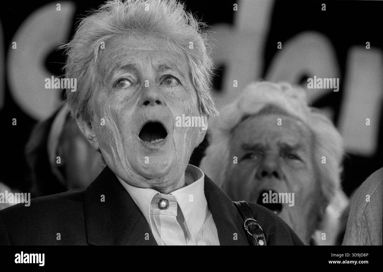 Aktionstag gegen Rassismus Deutschland, Berlin, 13.09.1992, Aktionstag gegen Rassismus und Neofaschismus, Marx-Engels-Platz: Keine Chance den Faschos und Rassisten, der Ernst-Busch-Chor singt, Â *** Aktionstag gegen Rassismus Deutschland, Berlin, 13 09 1992, Aktionstag gegen Rassismus und Neofaschismus, Marx Engels Platz keine Chance für Faschisten und Rassisten, der Ernst Busch-Chor singt, Â Stockfoto