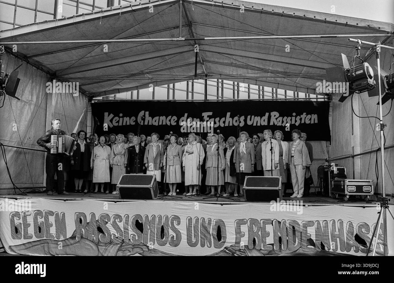 Aktionstag gegen Rassismus Deutschland, Berlin, 13.09.1992, Aktionstag gegen Rassismus und Neofaschismus, Marx-Engels-Platz: Keine Chance den Faschos und Rassisten, der Ernst-Busch-Chor singt, Â *** Aktionstag gegen Rassismus Deutschland, Berlin, 13 09 1992, Aktionstag gegen Rassismus und Neofaschismus, Marx Engels Platz keine Chance für Faschisten und Rassisten, der Ernst Busch-Chor singt, Â Stockfoto