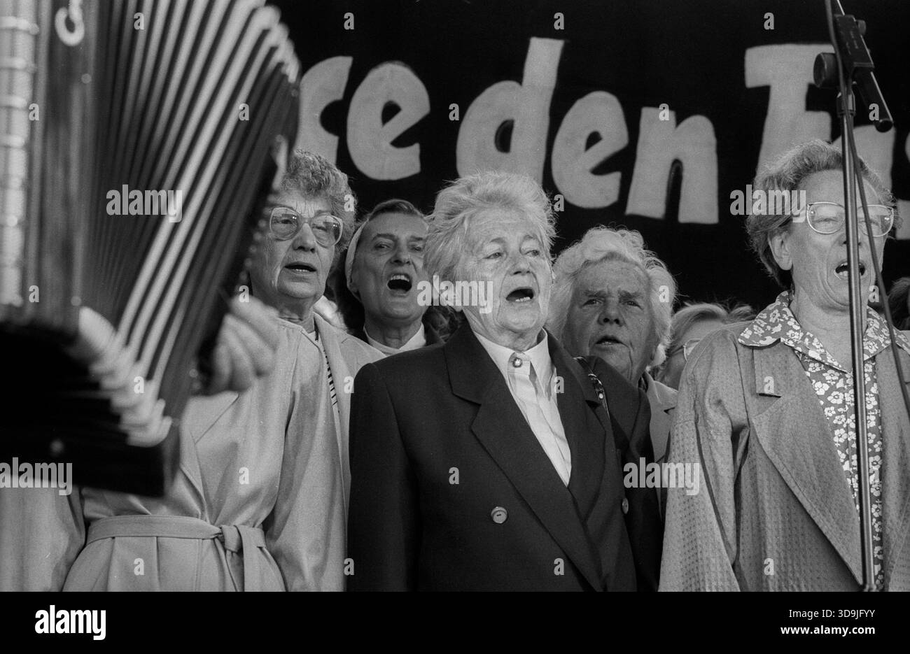 Aktionstag gegen Rassismus Deutschland, Berlin, 13.09.1992, Aktionstag gegen Rassismus und Neofaschismus, Marx-Engels-Platz: Keine Chance den Faschos und Rassisten, der Ernst-Busch-Chor singt, Â *** Aktionstag gegen Rassismus Deutschland, Berlin, 13 09 1992, Aktionstag gegen Rassismus und Neofaschismus, Marx Engels Platz keine Chance für Faschisten und Rassisten, der Ernst Busch-Chor singt, Â Stockfoto