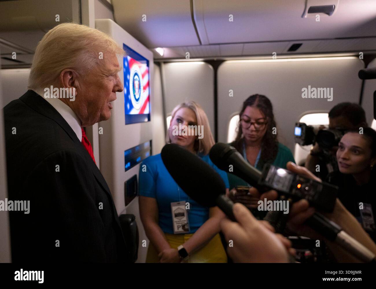 Präsident Donald Trump spricht mit der Presse an Bord der Air Force One nach einer Reise nach Florida am Sonntag, dem 2. November 2025. Stockfoto