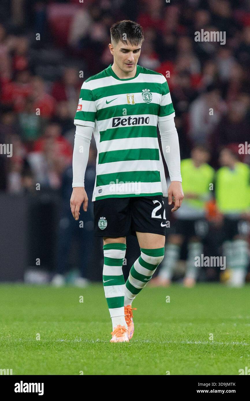 Dezember 2025. Lissabon, Portugal. Der spanische Sportverteidiger IVAN FRESNEDA (22) in Aktion während des Spieltages 13 der Liga Portugal Betclic, SL Benfica vs Sporting CP Credit: Alexandre de Sousa/Alamy Live News Stockfoto