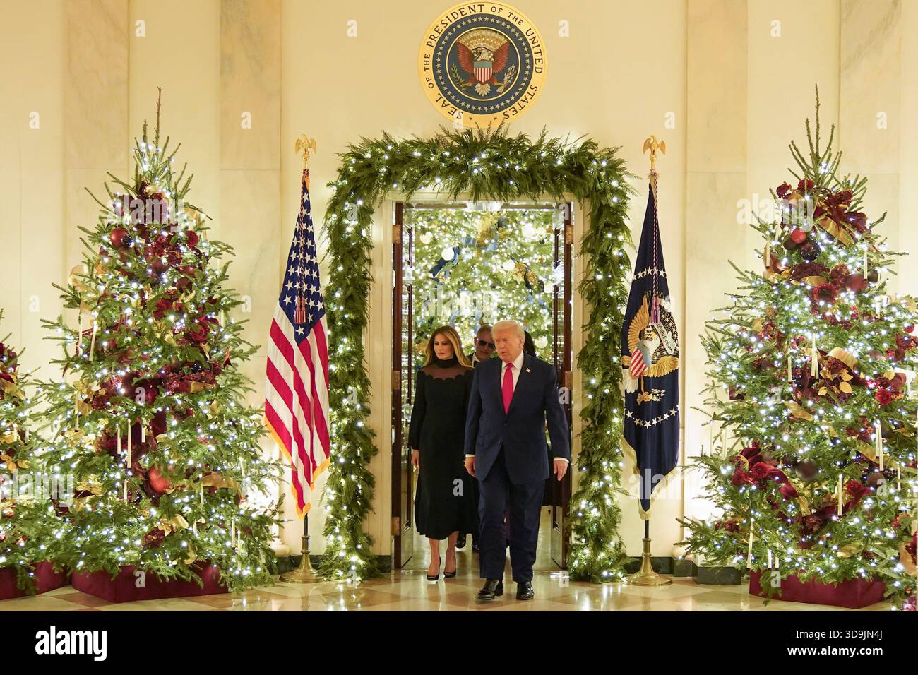 Präsident Donald Trump, First Lady Melania Trump, Maestro Andrea Bocelli und Enrica Cenzatti, Ex-Ehefrau von Andrae Bocelli, gehen zu einem Konzert von Andrea Bocelli im East Room des Weißen Hauses in Washington DC am Freitag, 5. Dezember 2025, Foto: Leigh Vogel/UPI Stockfoto