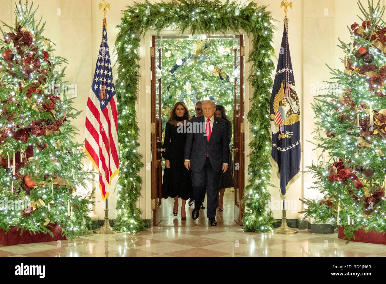 Präsident Donald Trump, First Lady Melania Trump, Andrea Bocelli und Enrica Cenzatti gehen zum East Room für ein Konzert von Andrea Bocelli im Weißen Haus am Freitag, 5. Dezember 2025 in Washington, DC. (Foto: Leigh Vogel/Pool/ABACAPRESS.COM) Credit: Abaca Press/Alamy Live News Stockfoto
