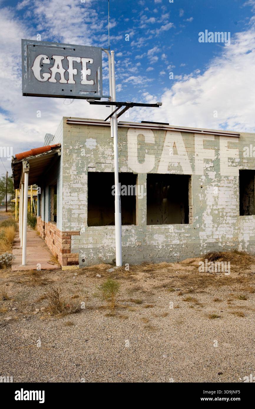 Verlassenes Straßencafé und Schild in Arizona Stockfoto