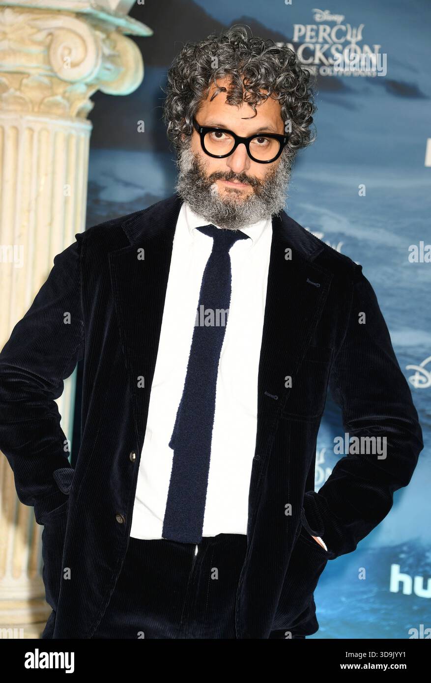 LOS ANGELES, KALIFORNIEN - 3. DEZEMBER: Jason Mantzoukas bei der Weltpremiere von Disney+'s 'Percy Jackson and the Olympians' Staffel 2 im Academy Museu Stockfoto