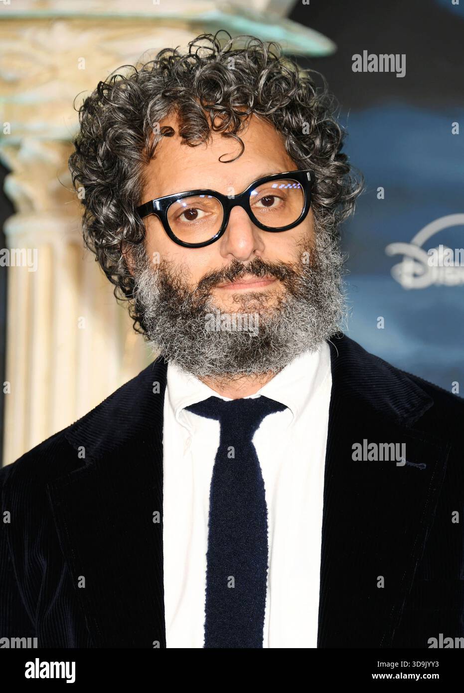 LOS ANGELES, KALIFORNIEN - 3. DEZEMBER: Jason Mantzoukas bei der Weltpremiere von Disney+'s 'Percy Jackson and the Olympians' Staffel 2 im Academy Museu Stockfoto