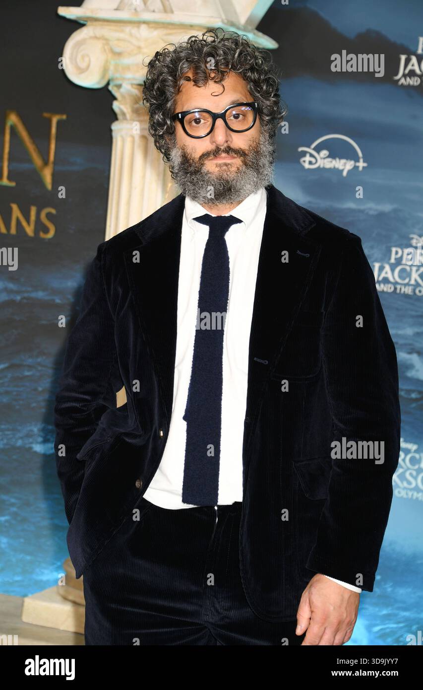 LOS ANGELES, KALIFORNIEN - 3. DEZEMBER: Jason Mantzoukas bei der Weltpremiere von Disney+'s 'Percy Jackson and the Olympians' Staffel 2 im Academy Museu Stockfoto