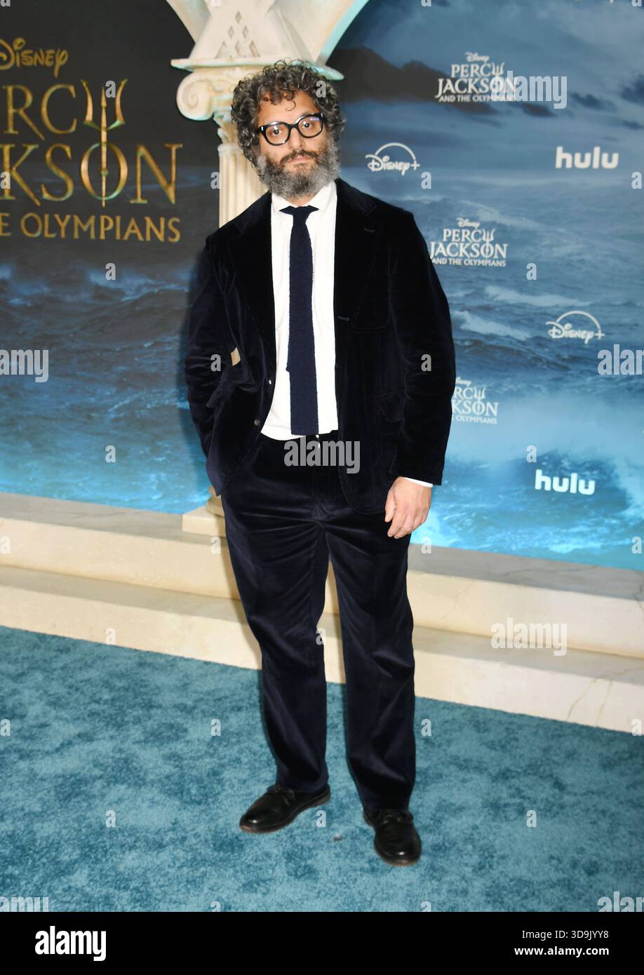 LOS ANGELES, KALIFORNIEN - 3. DEZEMBER: Jason Mantzoukas bei der Weltpremiere von Disney+'s 'Percy Jackson and the Olympians' Staffel 2 im Academy Museu Stockfoto