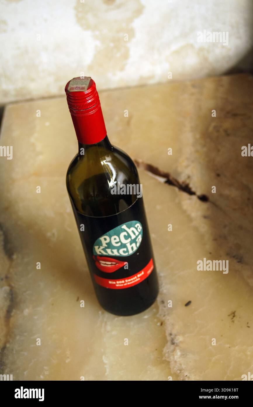 Produktaufnahme von Pecha Kucha Sweet Rotwein aus Australien mit dem unverwechselbaren Label, vor einem rustikalen Hintergrund im Innenbereich. Stockfoto