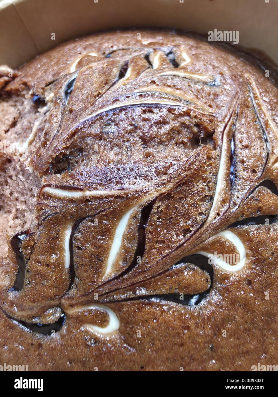 Appetitliche Nahaufnahme von hausgemachtem Schokoladen-Brownie-Kuchen mit cremigem Wirbel. Süßes gebackenes Dessert sieht feucht, reichhaltig, köstlich und perfekt verwöhnend aus Stockfoto
