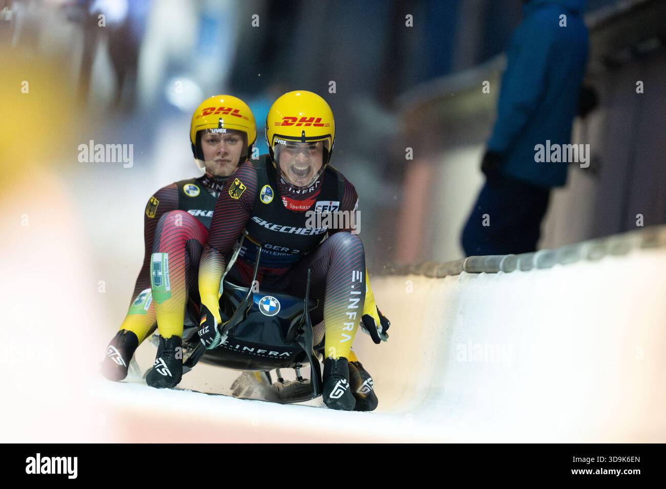WINTERBERG, DEUTSCHLAND - 05. DEZEMBER: Mitte Degenhardt, Jessica (GER2) mit Rosenthal, Cheyenne (GER2) im gemischten Doppel am 1. Tag des Eberspächer Fil World Cup 2025/2026 in der Veltins Ice Arena Winterberg am 05.12.2025 in Nordrhein-Westfalen. Foto © Oliver Kremer / Beautiful Sports. Stockfoto