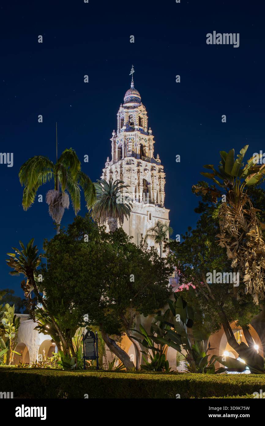 Das Museum of US erhebt sich in den Dezembernächten im Balboa Park über den Palmen in San Diego, CA USA. Stockfoto