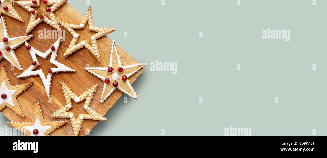 Weihnachtsgeschenke, flippiges Essen, handgemachte Geschenke, Liebe. Isoliertes Schneidebrett aus Holz mit sternförmigen Keksen, glasiert und dekoriert Stockfoto