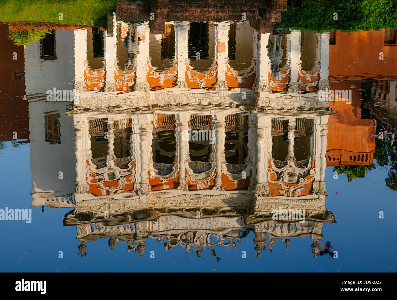 Reflexion des Sonargaon Museums Bangladesch – Bewahrung der Geschichte Bengalias Stockfoto