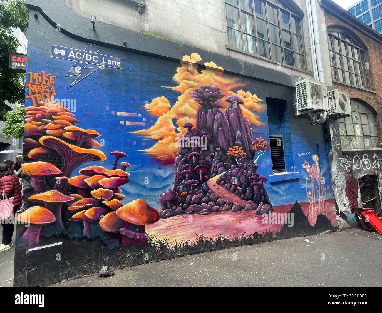 Lebendige Psychedelic Street Art in Melbournes berühmter AC/DC Lane, Kunstgemälde des Künstlers Mike Makatron an einer Wand in Melbourne, offizieller „AC/DC Lane“-Stree - Smartphone-aufgenommenes Stockfoto