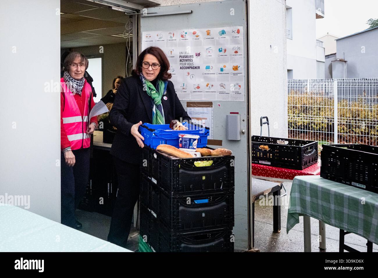 Marina Ferrari, Ministerin für Sport, Jugend und Gemeinwesen, besuchte im Rahmen des Internationalen Freiwilligentages Freiwillige bei der Wohltätigkeitsorganisation Restos du Coeur Stockfoto