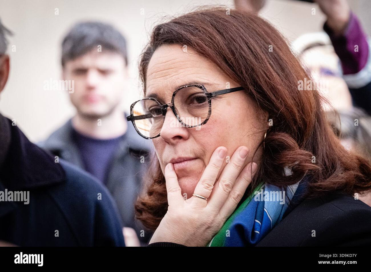 Marina Ferrari, Ministerin für Sport, Jugend und Gemeinwesen, besuchte im Rahmen des Internationalen Freiwilligentages Freiwillige bei der Wohltätigkeitsorganisation Restos du Coeur Stockfoto