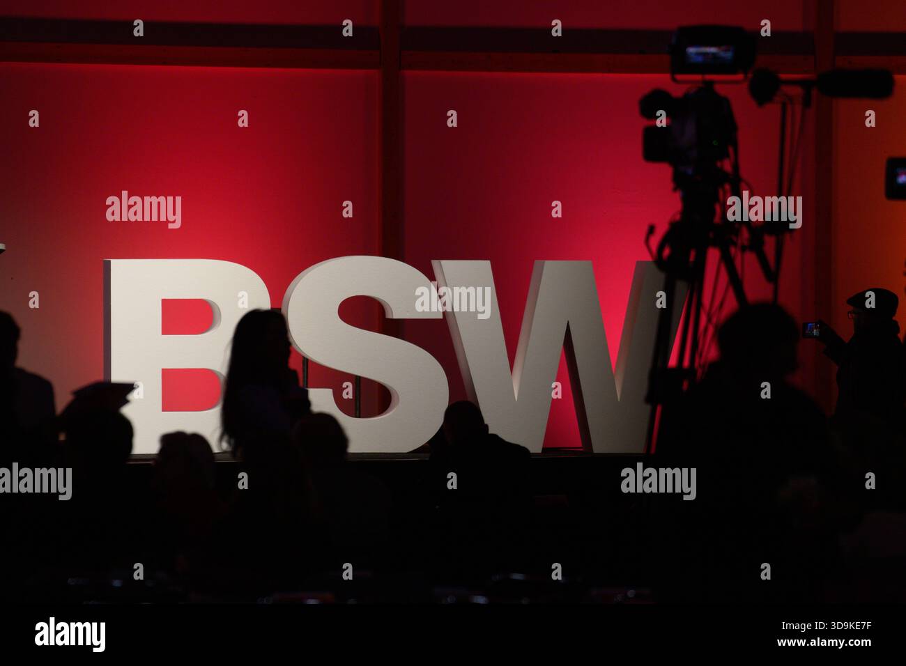 Magdeburg, Deutschland. Dezember 2025. Teilnehmer der 3. Bundesparteienkonferenz des BSW stehen vor großen Briefen auf der Bühne. In Magdeburg beginnt die 3. Bundesparteikonferenz der BSW. Unter anderem will sich die Partei bei der Delegiertenversammlung einen neuen Namen geben. Quelle: Klaus-Dietmar Gabbert/dpa/Alamy Live News Stockfoto